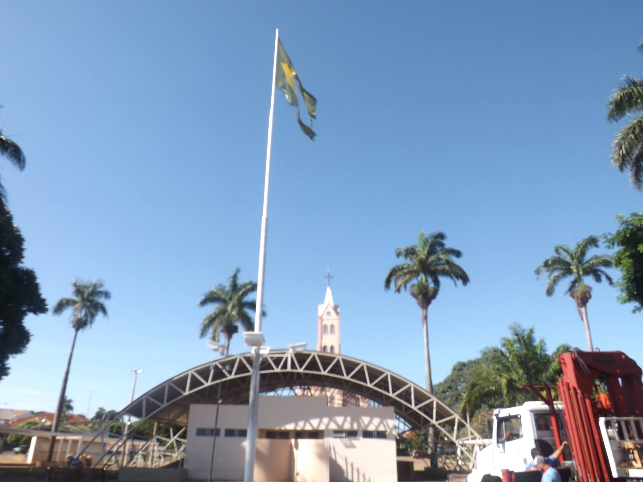 Prefeitura substitui bandeira esfarrapada da Praça Central