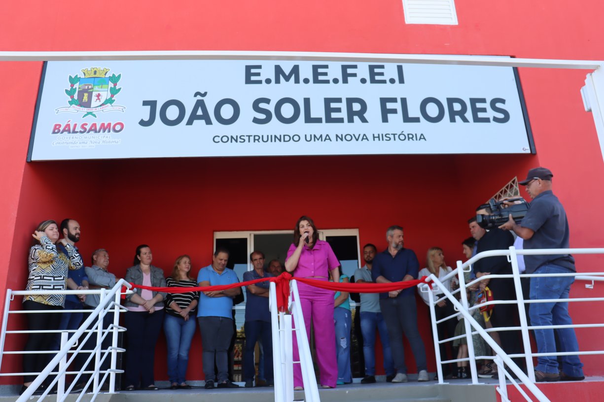 Governo de Bálsamo entrega ampliação da escola João Soler Flores